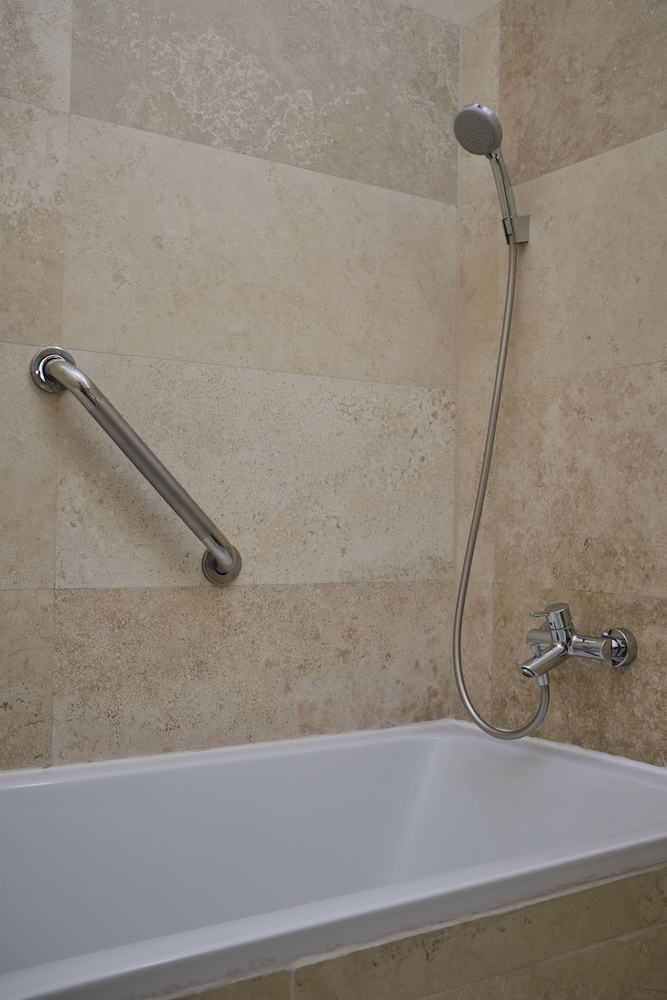 Deep soaking bathtub