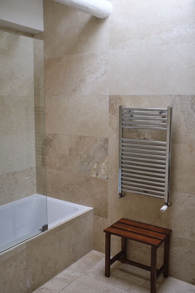 Deep soaking bathtub