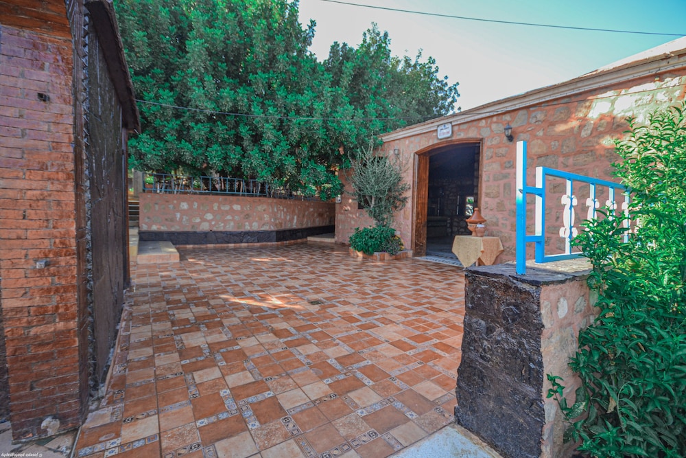 Check-in/check-out kiosk