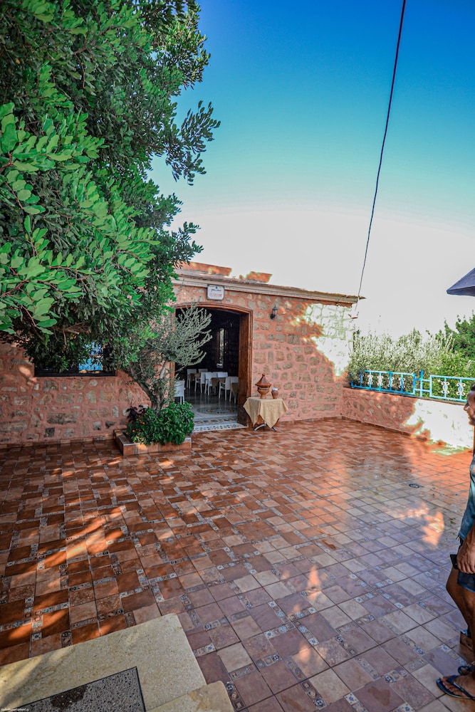 Check-in/check-out kiosk