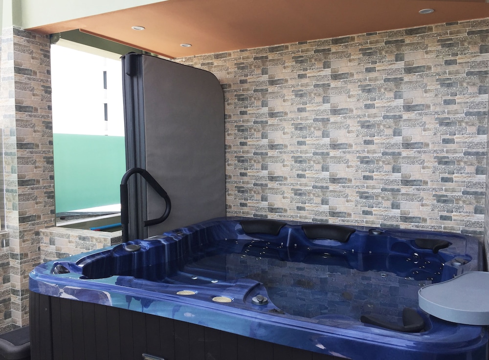 Jetted tub