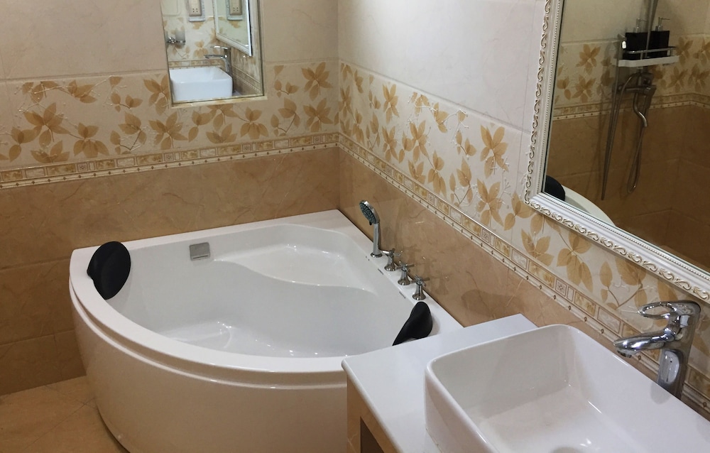 Deep soaking bathtub