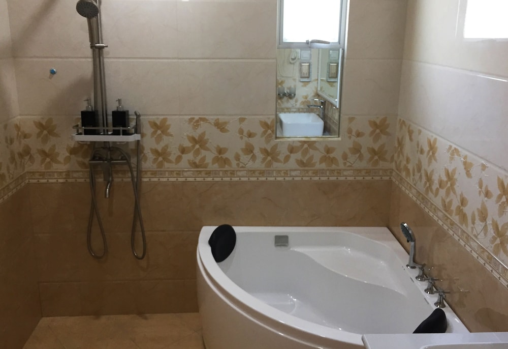 Deep soaking bathtub