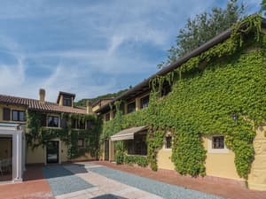 thumbnail: Outdoor dining