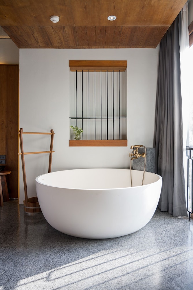 Deep soaking bathtub