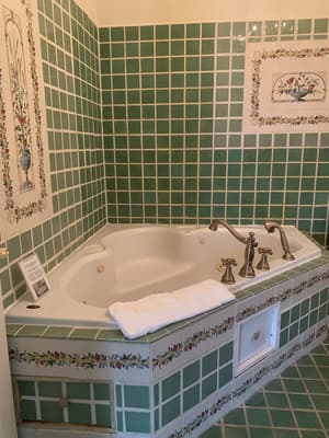 thumbnail: Deep soaking bathtub