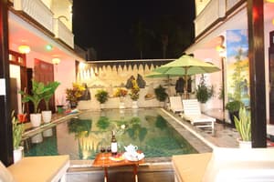 thumbnail: Outdoor dining