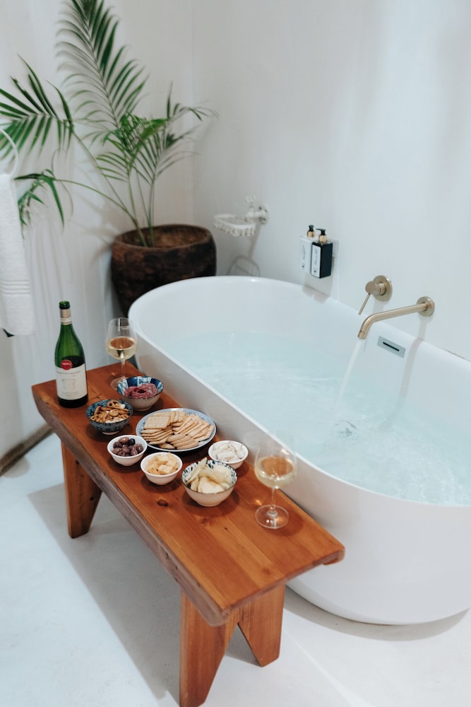 Deep soaking bathtub