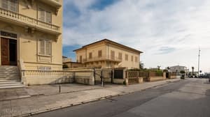 thumbnail: Front of property