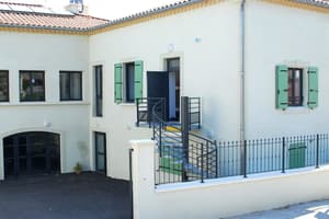thumbnail: Front of property