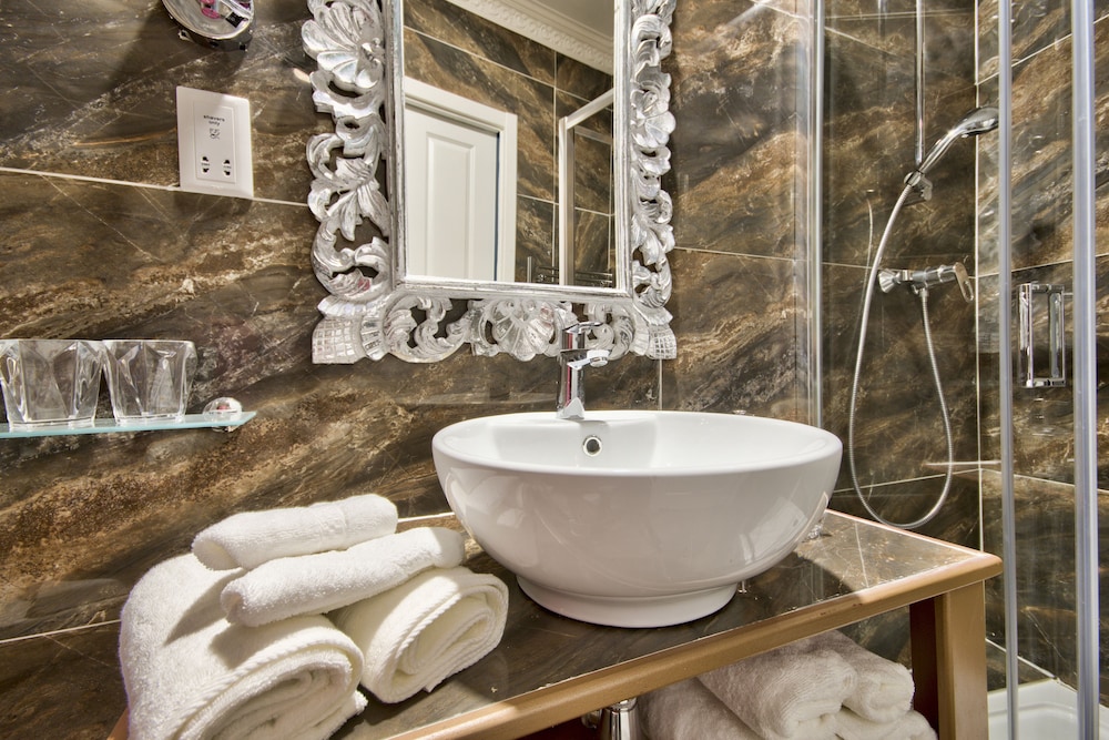 Bathroom sink