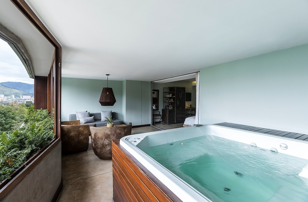 Private spa tub