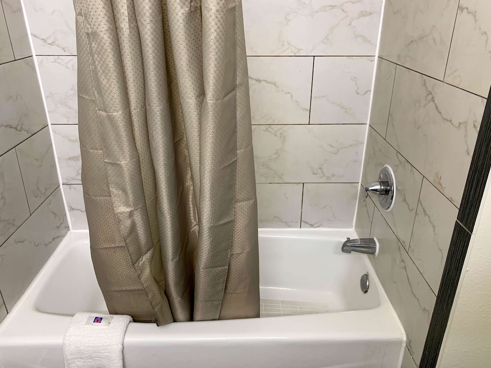 Deep soaking bathtub