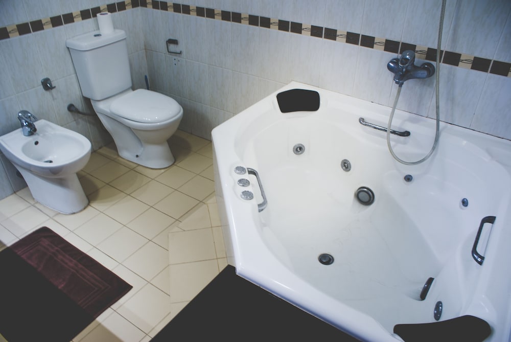 Jetted tub