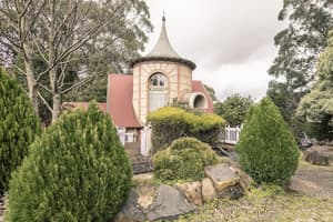 thumbnail: Front of property