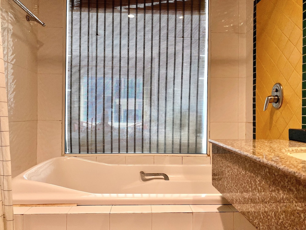 Deep soaking bathtub