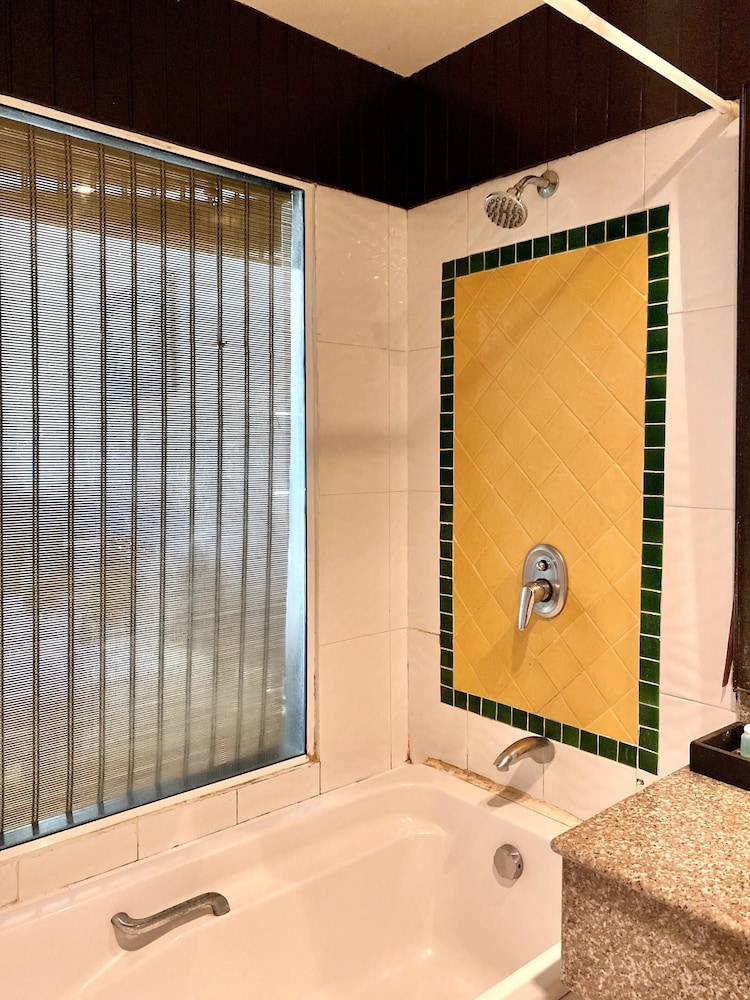 Deep soaking bathtub