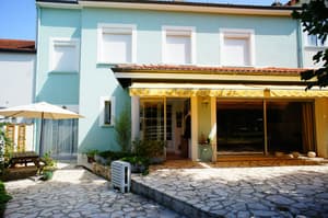 thumbnail: Front of property