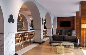 thumbnail: Bar (on property)