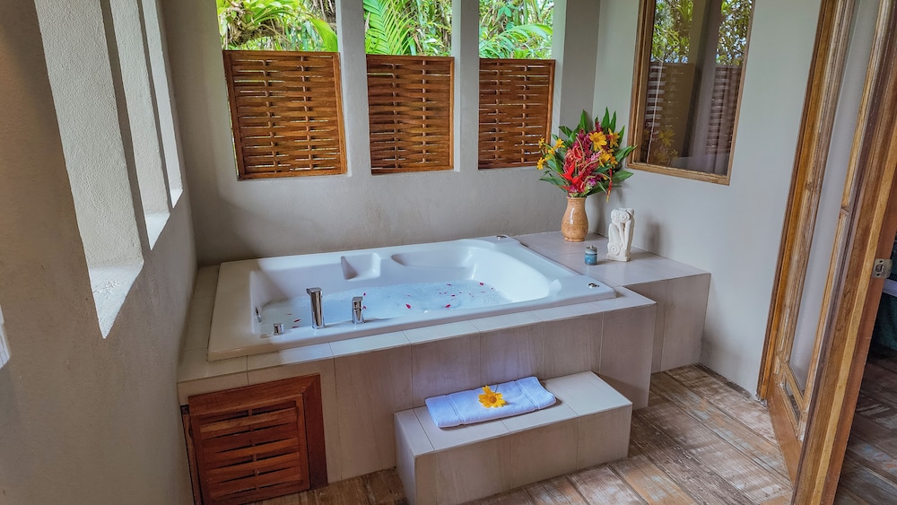Jetted tub