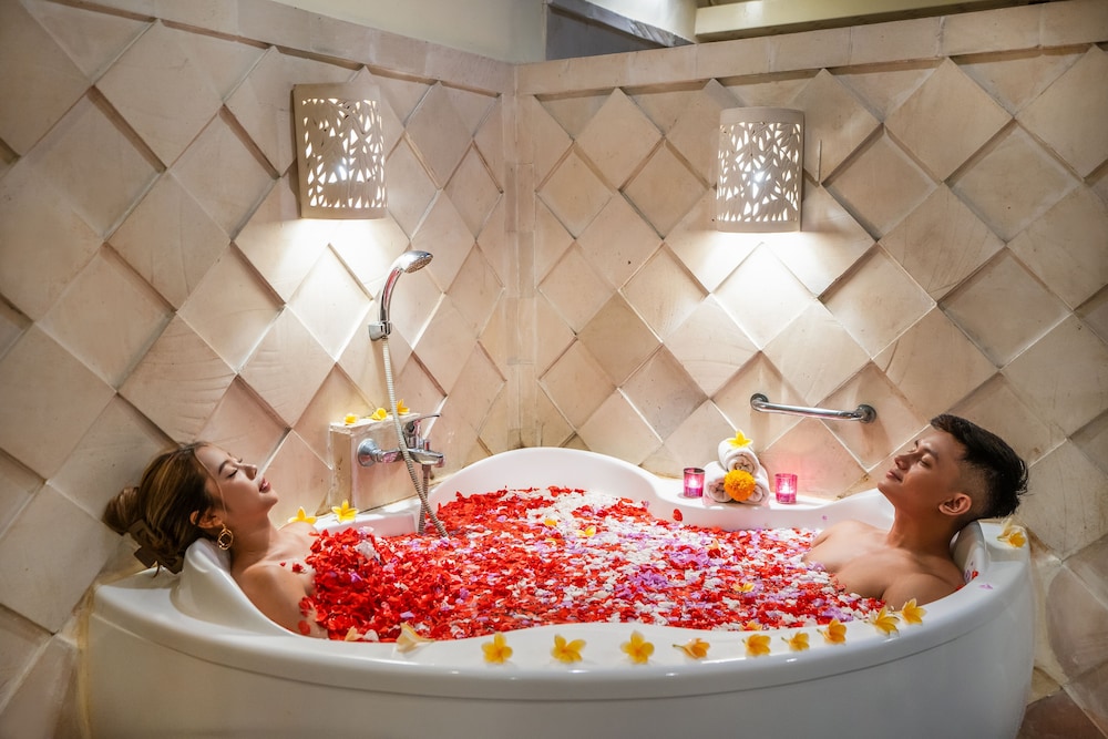 Indoor spa tub