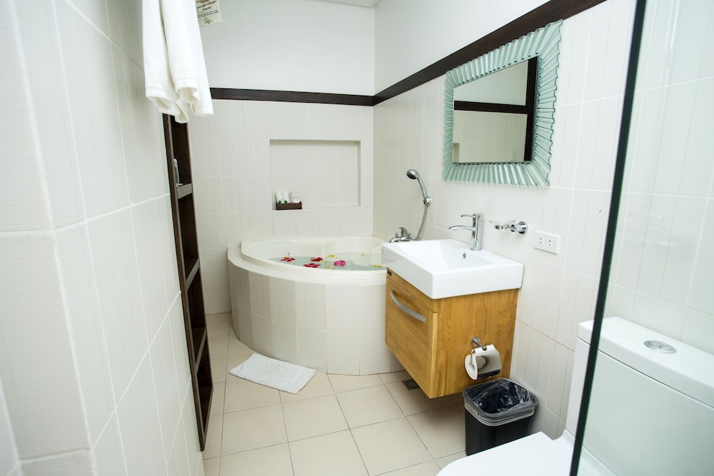 Deep soaking bathtub