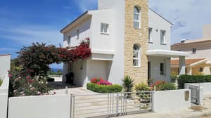 thumbnail: Front of property