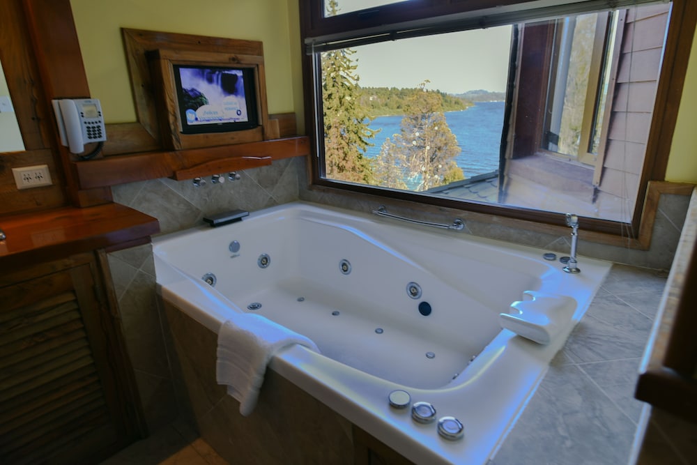 Jetted tub