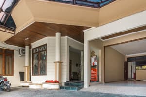 thumbnail: Property entrance