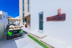 thumbnail: Exterior detail