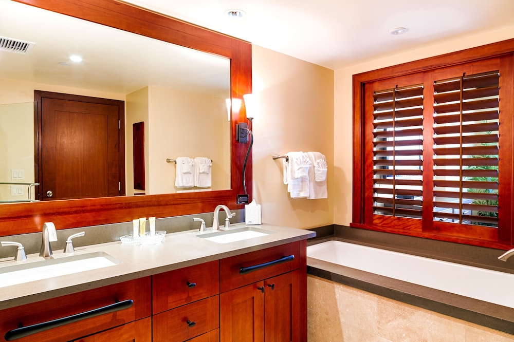 Deep soaking bathtub