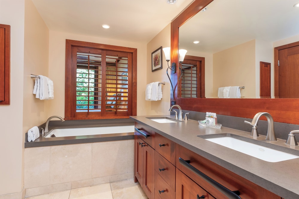 Deep soaking bathtub