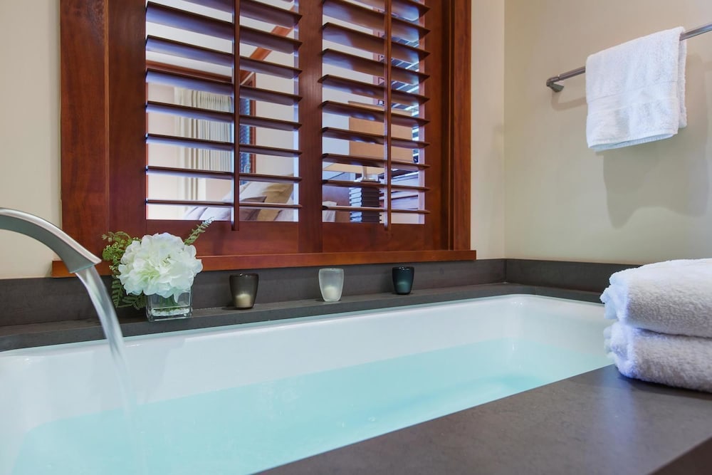 Deep soaking bathtub