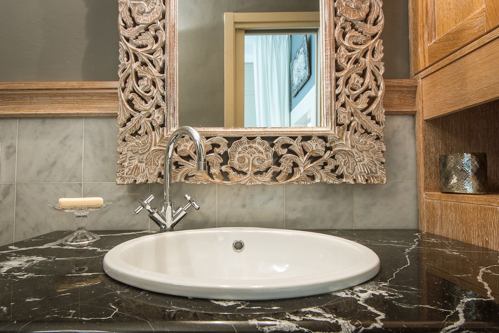 Bathroom sink