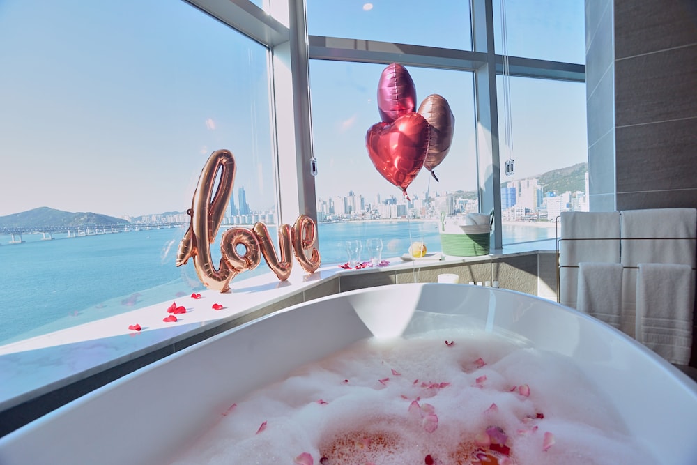 Deep soaking bathtub