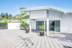 thumbnail: Outdoor dining