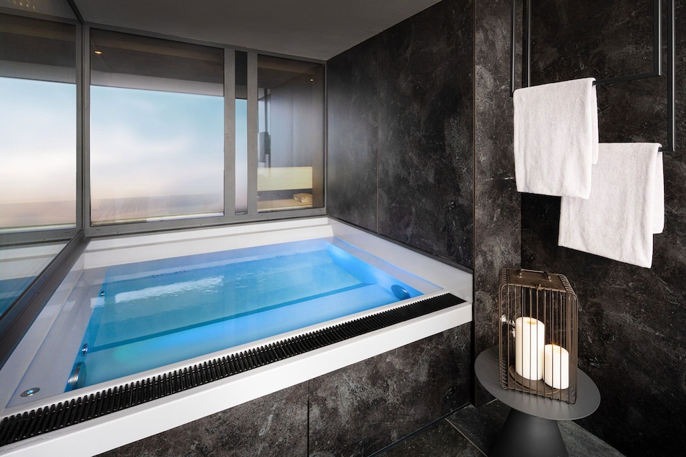Private spa tub
