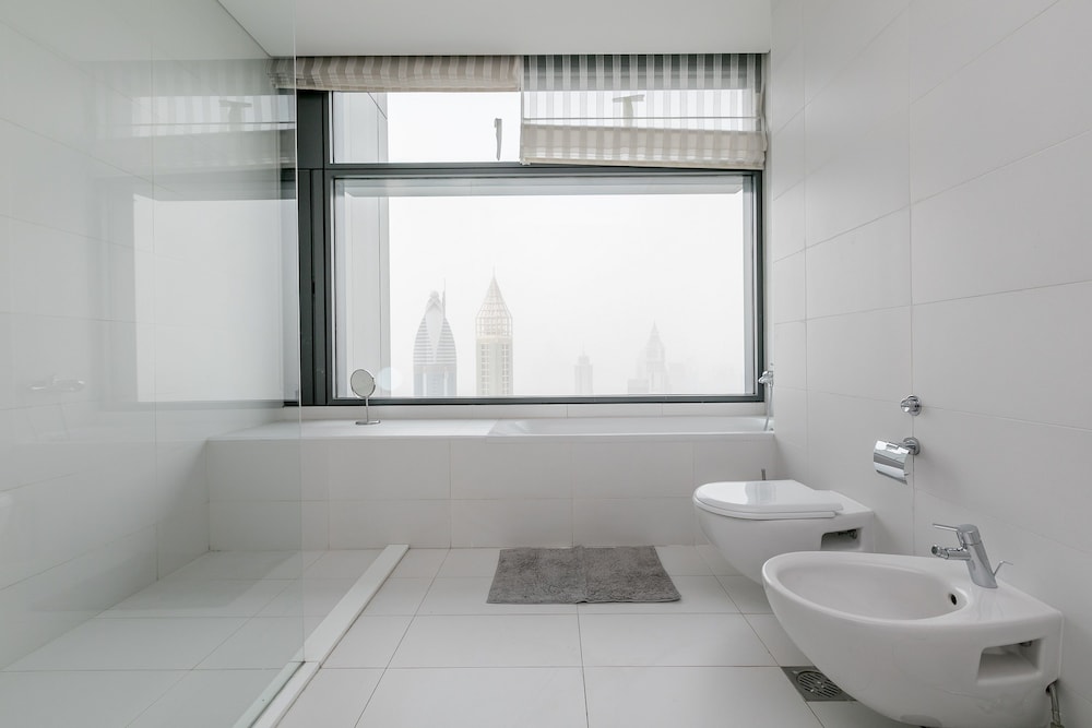 Deep soaking bathtub