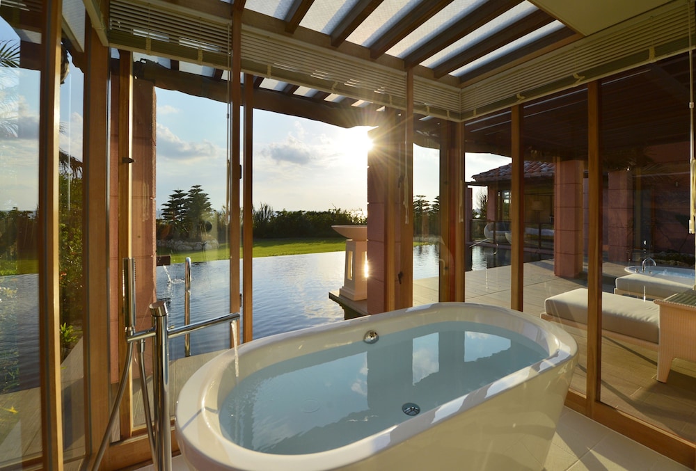 Deep soaking bathtub