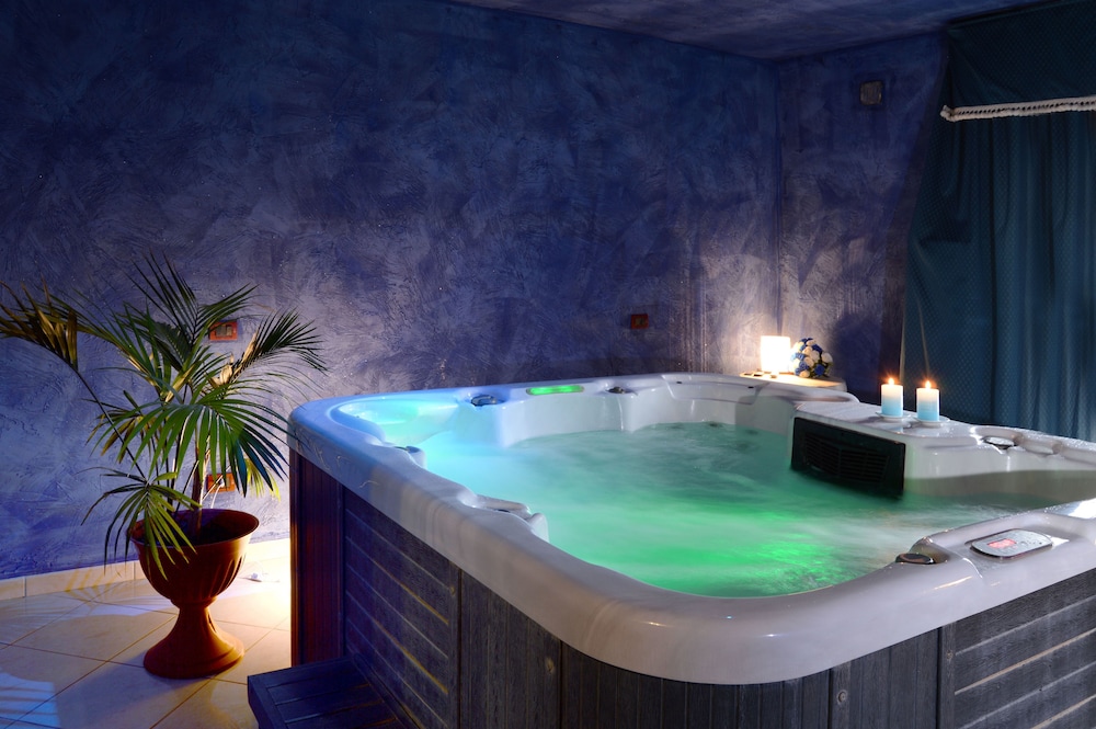 Indoor spa tub
