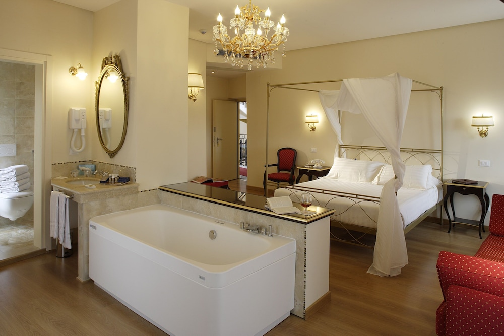Swimming pool-spa