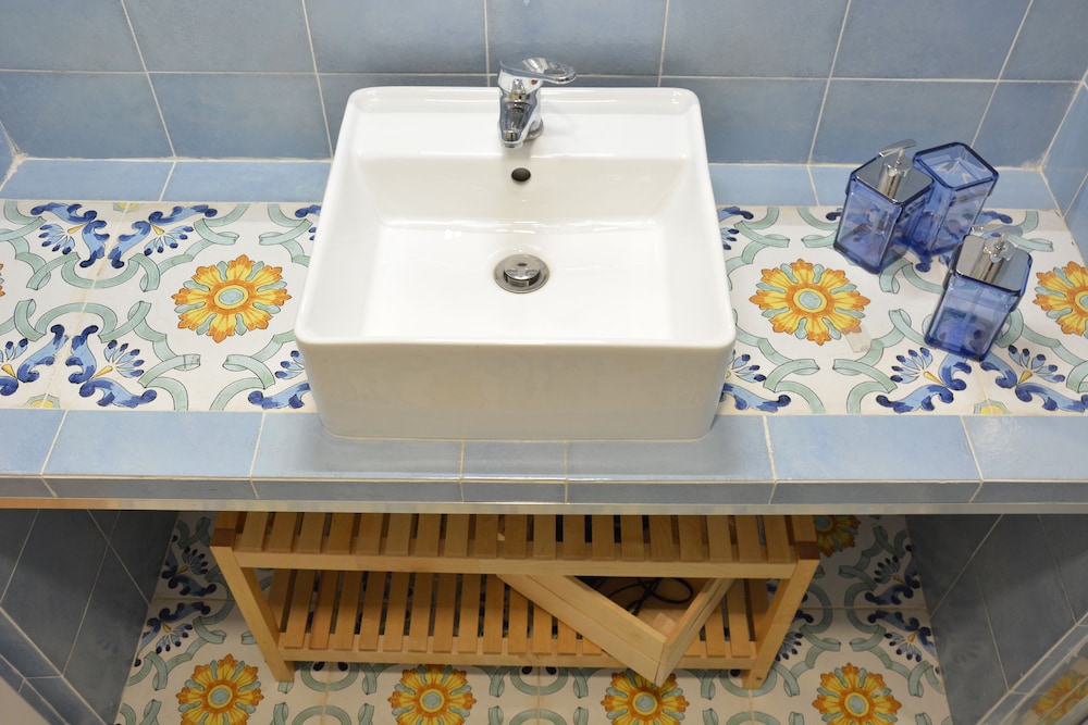 Bathroom sink