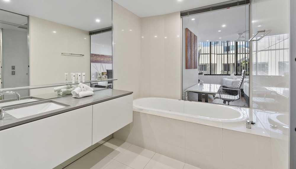 Deep soaking bathtub