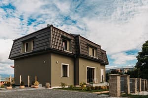 thumbnail: Front of property