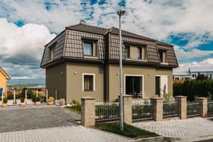 thumbnail: Front of property
