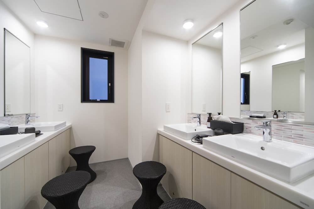 Bathroom amenities