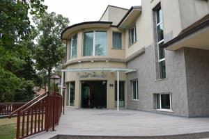 thumbnail: Front of property