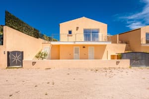 thumbnail: Front of property