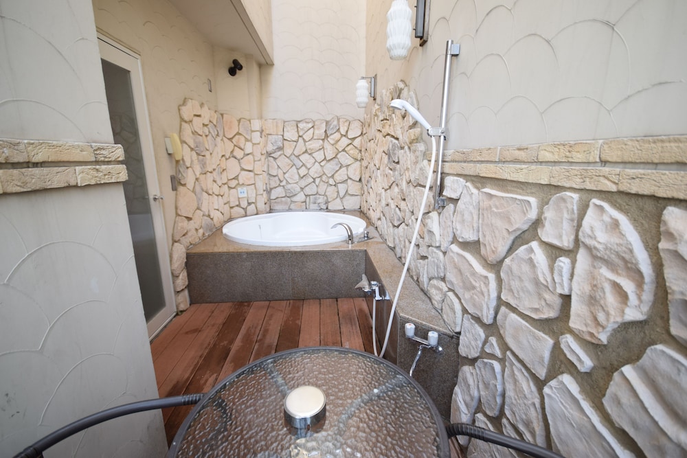 Jetted tub