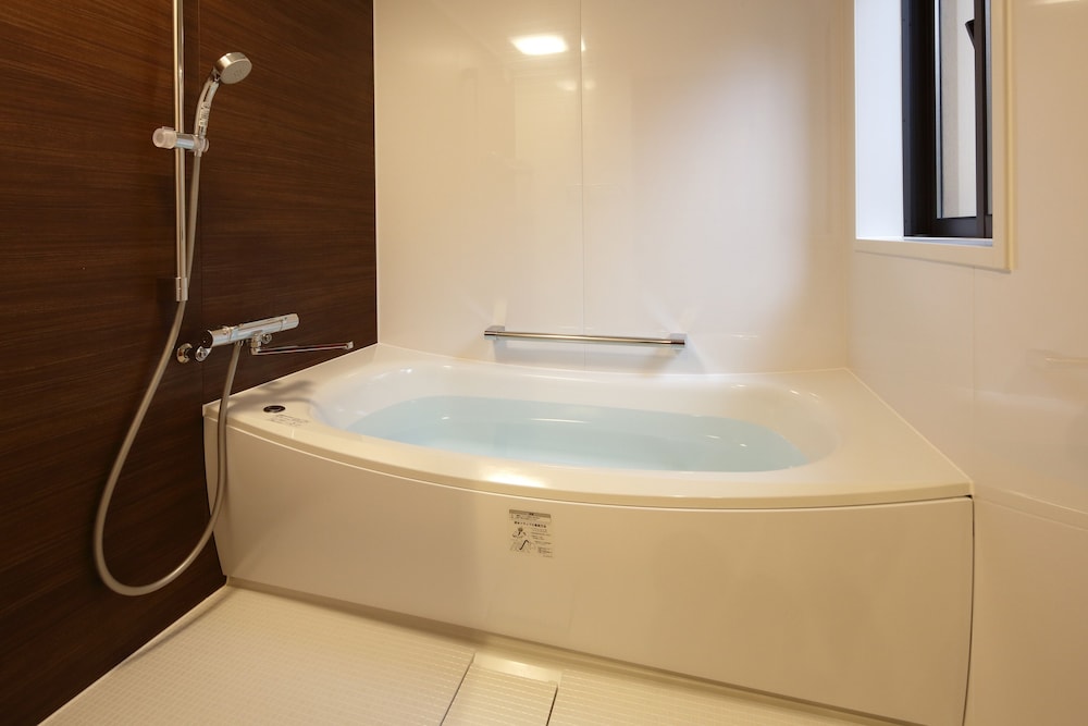 Deep soaking bathtub